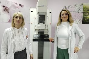 ilustracija dr Tomić Lukić i dr Jovanović pored mamografa